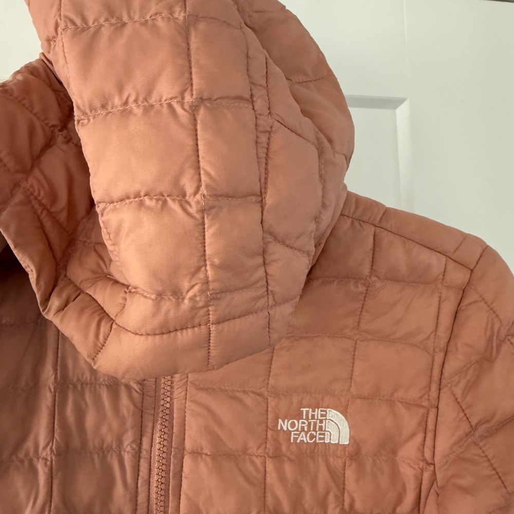 The North Face Girls Peach Quilted Puffer Jacket - Picture 11 of 13